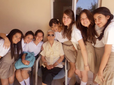 En el asilo pudimos convivir con todos los ancianos, algunos de ellos nos contaron sus historias, algunas tristes, otras no tanto. Algunos de ellos no querían estar ahí, uno de los ancianos se creía un veterano de guerra y nos narró decenas de historias