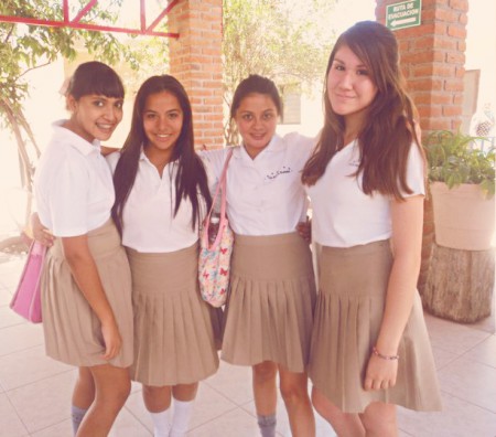 Esta fotografía fue tomada el dia en que el profesor de ética y valores nos llevó al asilo de ancianos. Nos pidió que llevaramos despensa. Recuerdo que antes de llegar al lugar, nos detuvimos en un oxxo a comprar todo aquello que quisieramos.