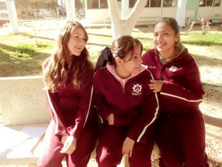 Cierto día decidimos tomarnos una foto, pero Ana María, quien la tomaría, se confundió y nos estaba grabando. Eso nos causó mucha risa porque hacía demasiado frío y estabamos esperando el flash de la foto.