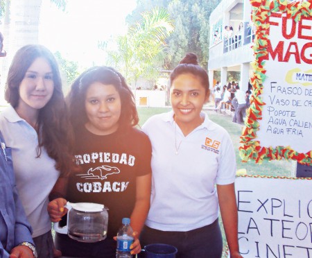 Foto tomada durante la feria de la ciencia y tecnología. Gracias a nuestro experimento y el de  a lado, terminamos bañadas. El estres no podia haber sido mas