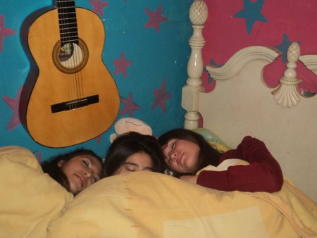 Después de asistir a la fiesta, nos pusimos a jugar con la guitarra, sin embargo, ninguna logró sacarle una nota buena y decidimos "dormir"