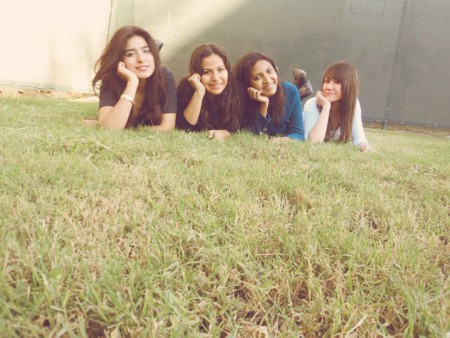 Esta foto fue tomada el día de nuestra última posada. Sin embargo, no fue tomad en la secundaria sino en "caffenio", lugar el que fuimos despues de la posada. Fue divertido porque lo utilizamos como lugar para sesión de fotos, y nadie se dio cuenta.